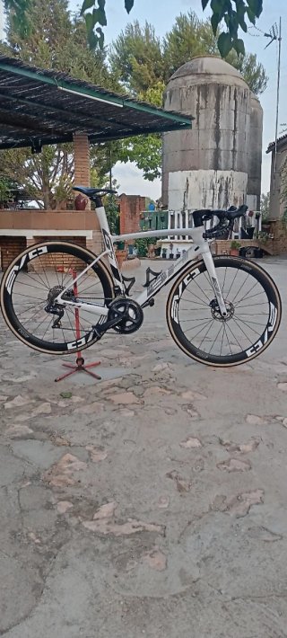 Bicicleta de carretera blanca