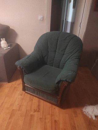 Sillón de tela y madera