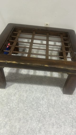 Mesa de madera con reja metálica