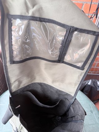 Mochila/bolso beige con múltiples bolsillos
