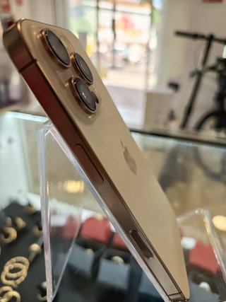 iPhone 16 Pro DORADO