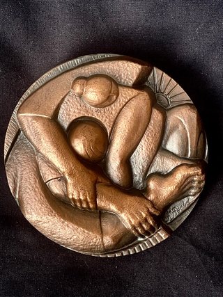 Medalla de bronce arte figura humana