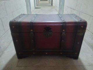 Baúl antiguo de madera y metal