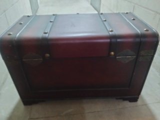 Baúl antiguo de madera y metal