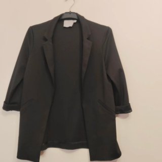 Chaqueta negra y top rosa Talla S. TODO 3€.