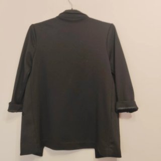 Chaqueta negra y top rosa Talla S. TODO 3€.