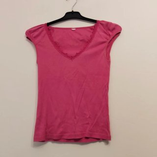 Chaqueta negra y top rosa Talla S. TODO 3€.