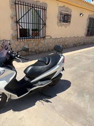 Suzuki Burgman 125cc Scooter Ejecutive
