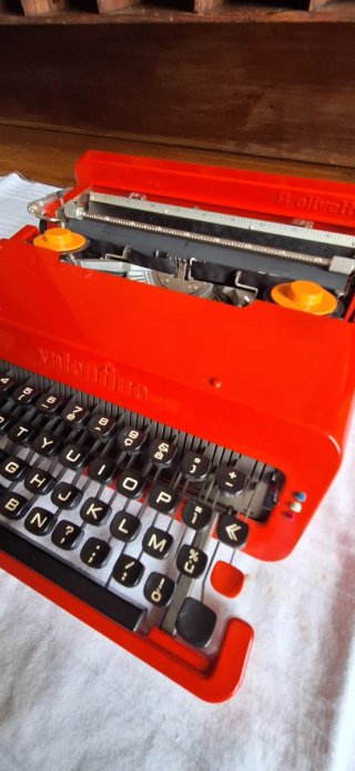 ​Macchina da scrivere Olivetti Valentine