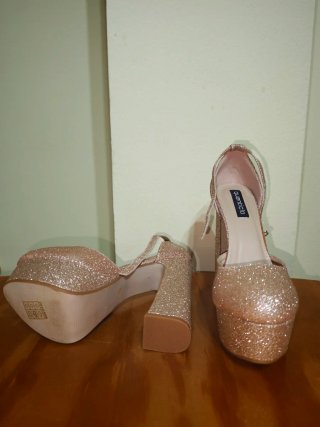Sandalias doradas con plataforma y tacón