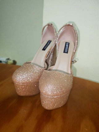 Sandalias doradas con plataforma y tacón