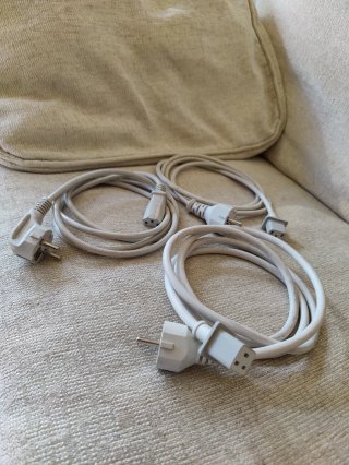 Lore tres cables blancos de alimentación de Apple