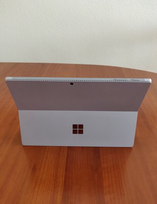 Surface Pro 4 con teclado y cargador