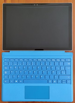 Surface Pro 4 con teclado y cargador