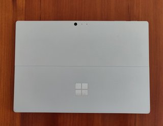 Surface Pro 4 con teclado y cargador