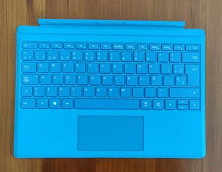 Surface Pro 4 con teclado y cargador