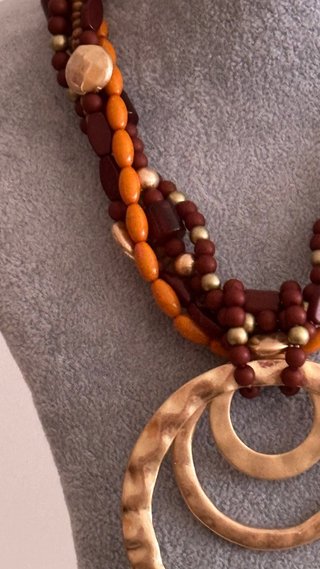 Colar com argolas douradas e contas