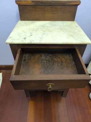Mesita de noche vintage de madera y mármol