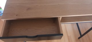 Escritorio moderno madera y metal negro.