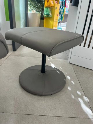 Sillón reclinable de piel gris y reposapies