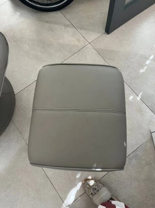 Sillón reclinable de piel gris y reposapies
