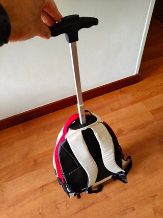 Mochila con ruedas y neceser