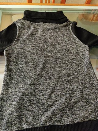 Jersey cuello alto gris y negro