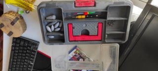 Caja de pesca con accesorios Cañas con carretes.