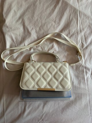 Bolso blanco con detalles dorados