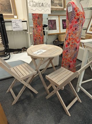 Mesa y 2 sillas de madera plegables