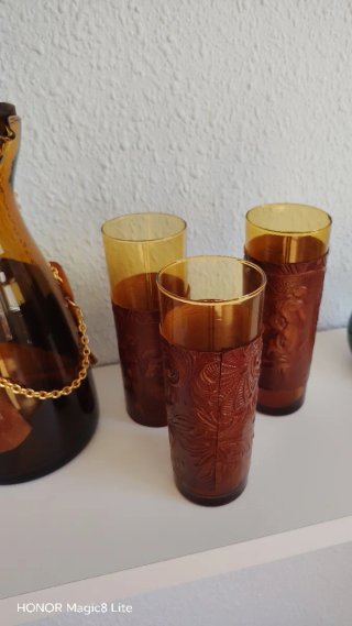 Jarra de sangría antigua de cristal ámbar