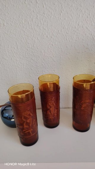Jarra de sangría antigua de cristal ámbar