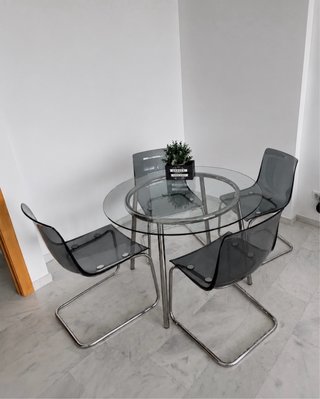 Mesa redonda cristal y 4 sillas modernas de Ikea