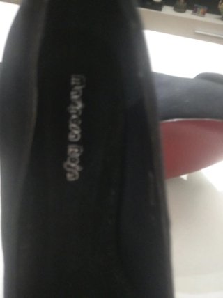Zapatos de tacón negros con flor
