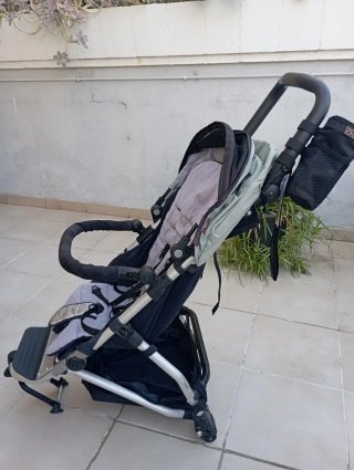 Carrito bebé Mountain Buggy negro y gris.