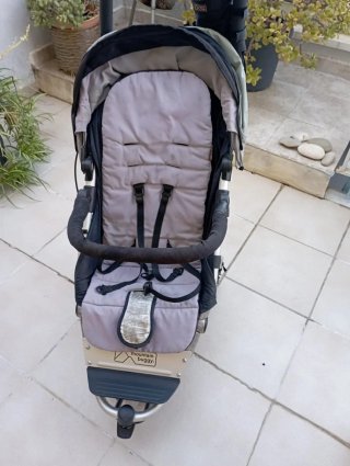 Carrito bebé Mountain Buggy negro y gris.