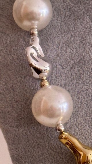 Colar Pérolas e Detalhes Dourados/Prateados