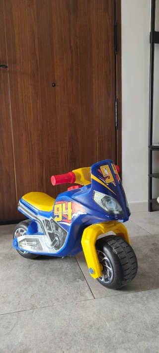 Moto de juguete azul y amarilla