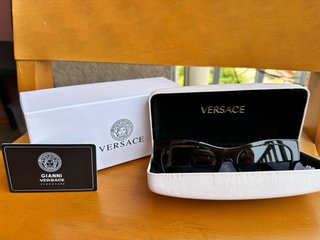 Gafas de sol Versace negras y doradas