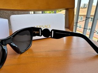 Gafas de sol Versace negras y doradas