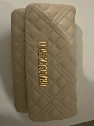Bolso Love Moschino acolchado beige