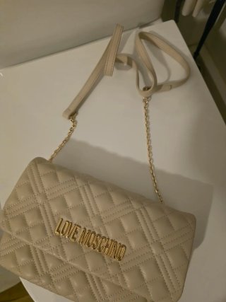 Bolso Love Moschino acolchado beige
