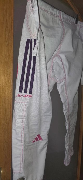 Kimono Gracie Barra Adidas JIU JITSU blanco y rosa