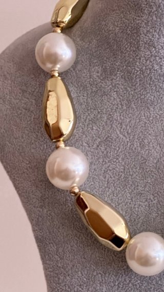 Colar de Pérolas e Ouro
