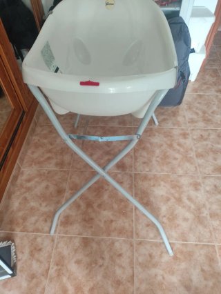 Bañera alta para bebés con soporte
