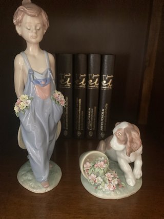 Figura Lladro niño con flores y perro
