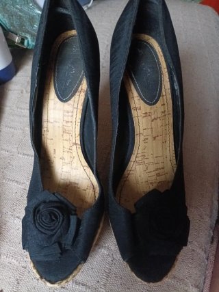 Zapatos de cuña negros con flor
