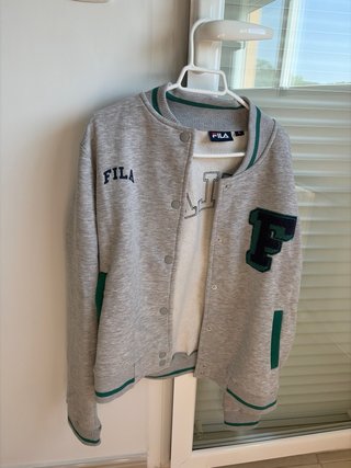 Chaqueta Fila estilo universitario gris y verde