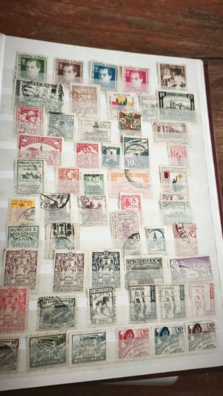 Álbum de sellos de España con aprox. 1.200 piezas