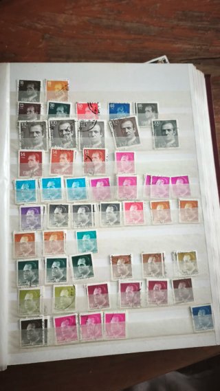 Álbum de sellos de España con aprox. 1.200 piezas